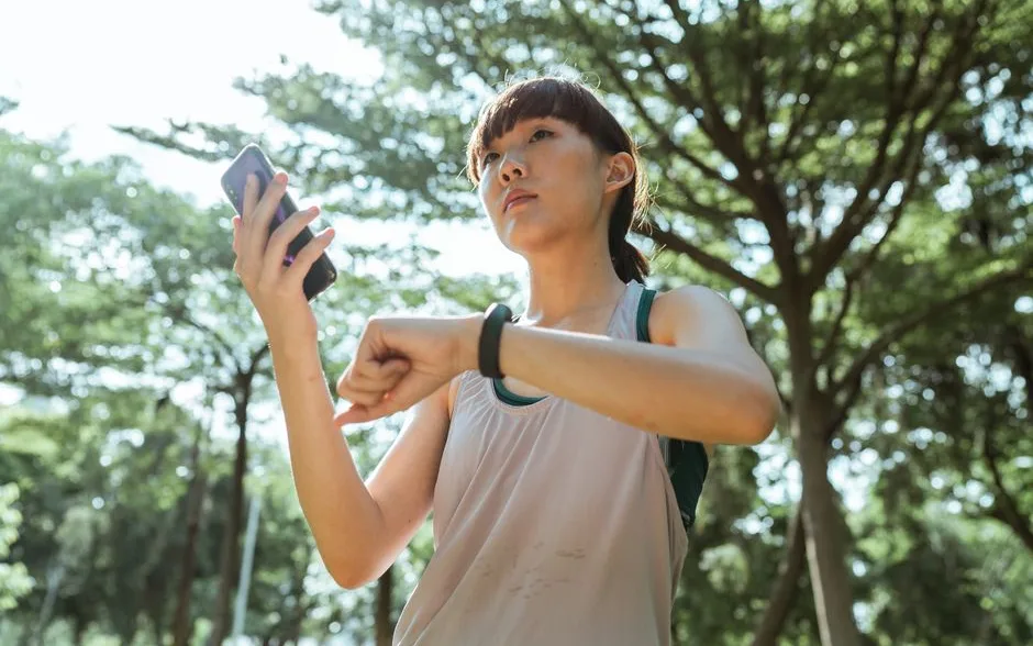 Sportive consultant ses repères d’activité sur son téléphone et sa montre